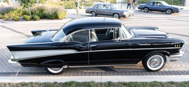 Park Ridge, Illinois, ABD - 22 Ağustos 2024 Chevrolet Bel Air 'in siyah arabası. 1957 Chevy Bel Air. Otomobil fuarında park etmiş siyah bir araba. Chevrolet Bel Air retro araba.