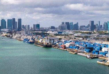 Miami, Florida - 12 Şubat 2025 Miami 'de kargo konteynırı. Nakliye konteynırı, denizcilik. Kargo konteynırlı Miami hava limanı. Deniz taşımacılığı. Miami Limanı. Ticari port.