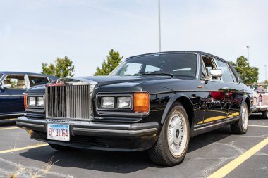 Chicago, Illinois, ABD - 08 Eylül 2024 Rolls Royce Silver Spirit aracı, köşe manzaralı. Retro klasik araba. Rolls Royce Silver Spur arabası. Rolls Royce Silver Spirit Chicago 'nun siyah renginde