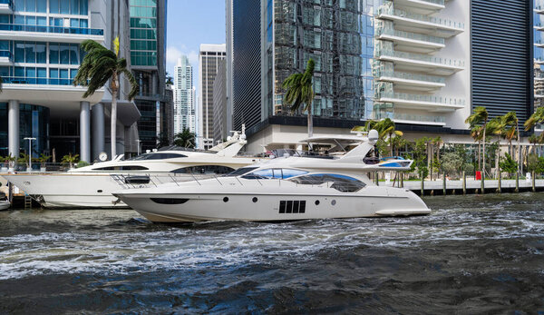 Майами, Флорида, США - 03 ноября 2024 года: Моторная яхта класса люкс в море. Яхтинг частный лодочный туризм. Роскошный образ жизни. Летние каникулы. Яхта в море. Моторная яхта, плывущая в море. Яхта.