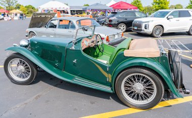 Chicago, Illinois, ABD - 08 Eylül 2024: MG TC Roadster 2 koltuklu spor üstü açılır araç, köşe manzaralı. Retro spor araba yeşil renk. Üstü açık MG TC araba. Chicago 'da MG TC