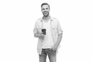 Çay içen adam. Sıcak bir sabah. Evde kahve molası. Millennial Man 'in beyaz kahve fincanı var. Sabah kahvesi vakti. Yaşam tarzı konsepti. Espresso içiyorum..