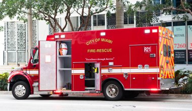 Miami, Florida, ABD - 01 Aralık 2024: Miami 'de yangın kurtarma. Dışarıda büyük bir itfaiye aracı var. İtfaiye aracı, yan görüş. Kırmızı itfaiye aracı. İtfaiye aracı. Hızlı itfaiye kurtarma..