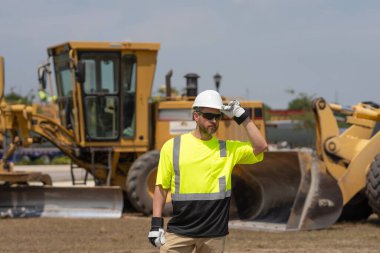 İnşaatçı. Ağır makinelerde işçi danışmanı. İnşaatta sanayi işçisi. İnşaat mühendisi. Denetmen mühendis. İnşaat alanında çalışan bir işçi. İşçi Bayramı.