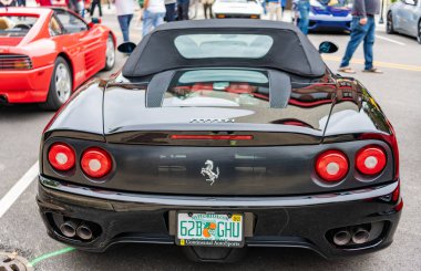 Chicago, Illinois - 29 Eylül 2024: Ferrari 360 Spider siyah rengi. Ferrari 360 caddeye park etmiş. Köşeden bak. Lüks Ferrari 360 Chicago 'da