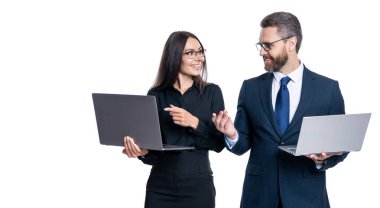 Beyazlar üzerinde izole iş adamları. Çevrimiçi çalışan serbest çalışan biri. Online iş iletişimi. Ofisinde dizüstü bilgisayarı olan iş adamları. Uzaktan kumandalı çalışıyor. İş başarısı. Ofisteki hesaplar.