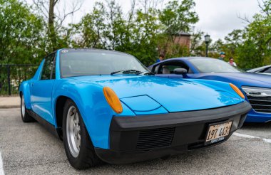 Chicago, Illinois - 29 Eylül 2024: klasik Porsche 9146 mavi renk. Vintage Porsche 9146 sokağa park edilmiş. Ön manzara. Retro Porsche 9146 Coupe Chicago 'da