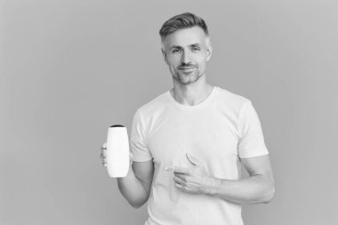 Erkekler için kozmetik ürünleri sunuyorum. Tıraş losyonu. Markasız malı olan adam. Saç bakımı ve cilt bakımı. Traş losyonu kozmetik ürünleri. Kepeğe karşı saç jölesi. Tıraş losyonu teklif et. İşaret parmağı.