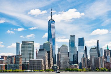 Hudson River, New York 'tan Manhattan manzarası. ABD, New York, Manhattan. Aşağı Manhattan silueti. New York, Birleşik Devletler. Manhattan 'da New York şehrinin silüeti.