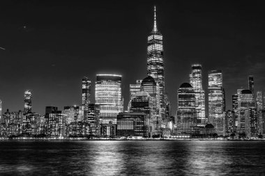 New York şehri. New York 'un gökdelen binası. New York Görkemli Şehir Mimarisi. Gece Manhattan ve Hudson nehri. Metropolitan şehri. Metropolis şehir manzarası. New York şehir merkezi. Manhattan geceleri gökyüzü.