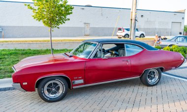 Park Ridge, Illinois, ABD - 22 Ağustos 2024: Buick GS 400 açık hava. Otomobil fuarında park edilmiş Retro araba, yan görüş. Buick GS 400 arabası. Klasik araba Buick GS 400 kırmızı renk.