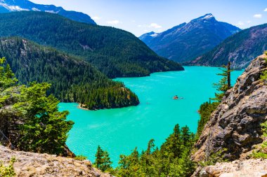 Doğa manzarası. Kuzey Cascades Ulusal Parkı 'ndaki Diablo Gölü. Diablo Gölü manzaralı. Dağ manzaralı Diablo gölü. Dağ tepesi ve Diablo gölü manzarası. Canlı doğa..