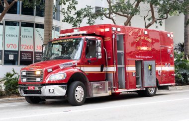 Miami, Florida, ABD - 01 Aralık 2024: itfaiye aracı, yan görüş. Kırmızı itfaiye aracı. İtfaiye aracı. Miami 'de itfaiye. Dışarıda büyük bir itfaiye aracı var. İtfaiye operasyonu.