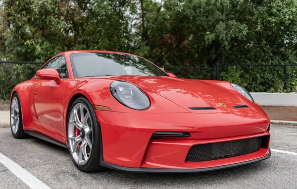 Chicago, Illinois - 29 Eylül 2024: 2023 Porsche 911 GT3 Touring kırmızı rengi. Porsche 911 GT3 turu sokağa park edilmiş. Köşeden bak. Porsche 911 GT3 Chicago turu