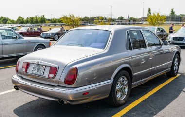 Chicago, Illinois, ABD - 08 Eylül 2024 Bentley Arnage Birkin klasik araç, köşe manzaralı. Klasik bir araba. Klasik Bentley Arnage Birkin arabası. Bentley Arnage Birkin Chicago 'da