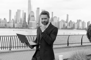 New York 'ta serbest çalışan bir iş adamı. İnternette çalışan bir iş adamı. İş adamı dışarıda bilgisayar ya da dizüstü bilgisayarda çalışmakla meşgul. Adam internet tarayıcısından iş e-postası ve sörf yolluyor. İşlemleri durgunlaştır.