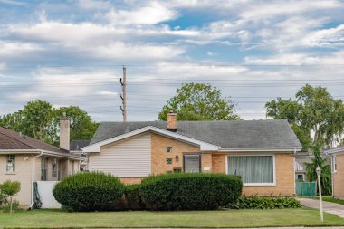 Banliyö ev mimarisi. Konut arazisi olan bir banliyö. Banliyö mahallesi. Özel aile mülkü. Evin dış mimarisi. Banliyö bölgesinde özel bir ev. Banliyö mülkü.