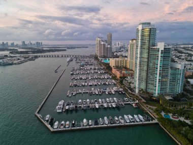 Lüks Güney Sahili marinası. Lüks bir yat. Miami güney sahili manzaralı. Yat kulübü. Marina Miami, Florida 'da. Özel rıhtım. Lüks yatı olan Güney Point Miami marinası. Yaz tatili. Popüler dönüm noktası.