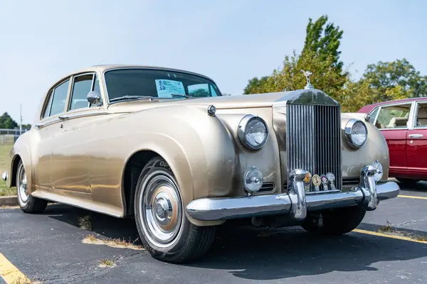 Chicago, Illinois, ABD - 08 Eylül 2024 Rolls Royce Silver Cloud III, köşe manzaralı araç. Eski model bir araba. Rolls Royce Gümüş Bulut arabası. Chicago 'da Rolls Royce Gümüş Bulut
