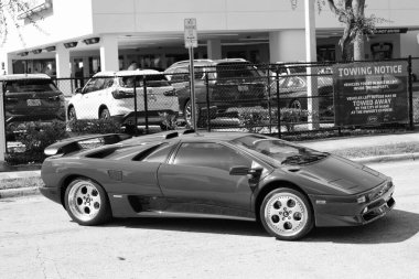 Miami Beach, Florida USA - 15 Nisan 2021: Kırmızı Lamborghini Diablo, yan görüş. Lüks spor araba..