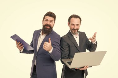 Biz en iyisiyiz. Yöneticiler el kaldırıyor. Proje yöneticileri çalışmaz. Ofis yöneticileri dizüstü bilgisayarı ve evrakları tutuyor. Yetenekli bilgisayar yöneticileri ya da mühendisler. Teknik yönetimden sorumludur.