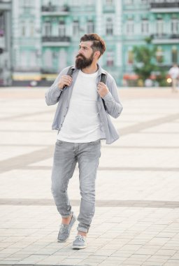 Sakallı turist dışarıda yürüyor. Uzun boylu sakallı bir turist. Kafkasyalı günlük turist açık havada.