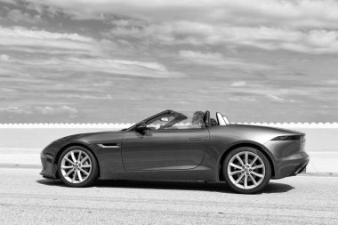 Palm Beach, Florida ABD - 21 Mart 2021: ABD 'de Palm Beach' teki Jaguar arabasının yan görüntüsü.