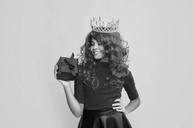 Sarı arka planda mevcut kutusuyla Diadem 'deki neşeli çocuk.