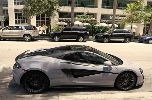 Miami Beach, Florida USA - 15 Nisan 2021: üstü açılabilir beyaz McClaren 570 'ler spor araba..