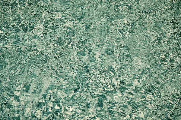 Yaz tatilinde dalgalı havuz suyunun mavi arkaplan rengi.