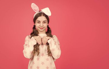 Tavşan kulaklı, pijamalı mutlu Paskalya çocuğu. Kopya alanı, Paskalya..