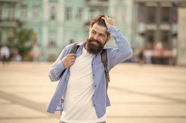 Neşeli sakallı adam dışarıda. Sakallı adamın portresi. Vahşi, sıradan adam..