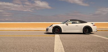 Palm Beach, Florida USA - 21 Mart 2021: Palm Beach yolundaki Porsche lüks araba. Boşluğu kopyala.