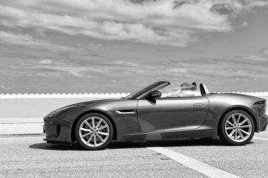 Palm Beach, Florida USA - 21 Mart 2021: Jaguar arabası Palm Beach 'te ABD' nin yan görüntüsünde..
