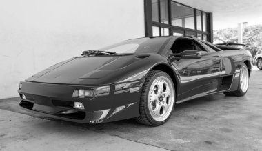 Miami Beach, Florida USA - 15 Nisan 2021: kırmızı Lamborghini Diablo, köşe manzaralı. lüks spor araba.