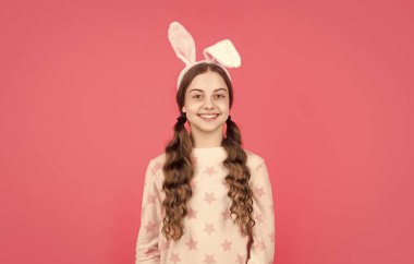 Tavşan kulaklı, pijamalı mutlu Paskalya çocuğu..