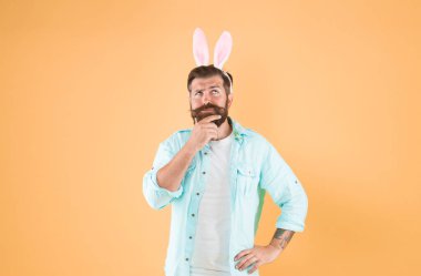 Bir düşüneyim. Uzun tavşan kulakları. Sakallı adam Paskalya tavşanı kostümü. Paskalya tavşanı ya da tavşan. Paskalya partisi için giyinmiş bir hippi. Doğurganlığın ve baharın Paskalya tavşanı. Düşünceli adam. Hatırla.