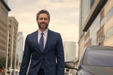 Araba sigortacısı. Yeni araç almak ya da satmak. Garanti ya da garanti. Müşteri ya da satıcı. Lüks bir bayilik. Krupiye başarısı. Araba galerisi. Perakende işadamı.