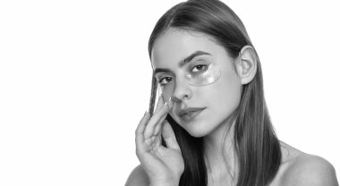 Kolajen hidrojel göz bantları. Göz altı nemlendirici bantlı cilt. Göz altı yamaları kullanan genç bir kadın, kopyalama alanı. Göz bantlı güzel bir kadın mükemmel bir cilde sahip. Pankart.