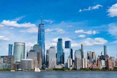 Jersey 'den New York. Manhattan güzel silueti, New York, Birleşik Devletler. Manhattan 'ın ortasındaki New York şehrinin gökyüzü manzarası. ABD, New York, New York, Manhattan. New York gökdelenleri