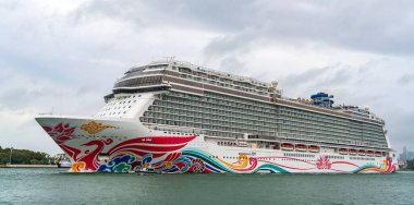 Miami, Florida, ABD - 07 Kasım 2024: Yaz tatilinde gezi. Norveçli gemi şirketi. Gemi turu ve deniz seyahati. NCL gemisi. Norveç Joy yolcu gemisi yolculuğu. Gemi turizmi.