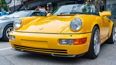 Chicago, Illinois - 29 Eylül 2024: Porsche 911 Carrera Coupe yolda. Porsche 911 Carrera Roadster sarı renk. Porsche 911 Chicago 'daki Carrera Speedster..
