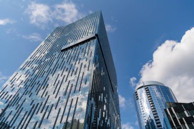 Şehir mimarisi. Ofis binasının mimarisi. Perspektif gökdeleni. Ticari mimari. İş gökdeleni binası. Mimari inşaat sektörü. Yenilikçi cam tasarımı.