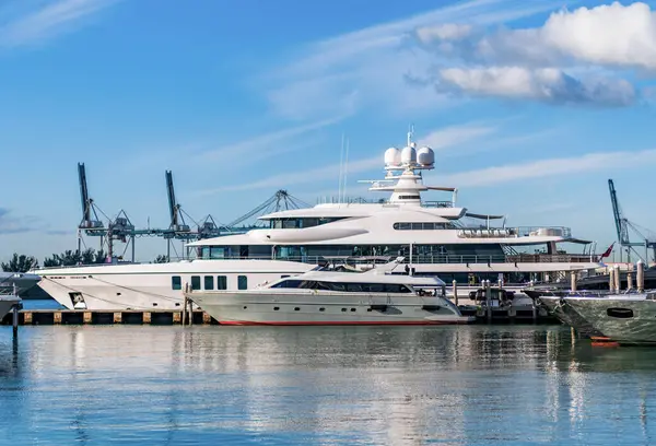 Lüks bir yat limanında. Lüks bir yaşam tarzı. Denizdeki sürat teknesi. Yaz tatili. Seyahat et. Sefer teknesi denizde yüzüyor. Tekne turizmi. Deniz marinası. Lüks yat marinası..