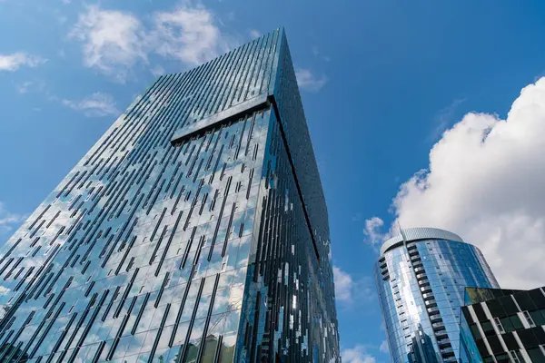 Şehir mimarisi. Ofis binasının mimarisi. Perspektif gökdeleni. Ticari mimari. İş gökdeleni binası. Mimari inşaat sektörü. Yenilikçi cam tasarımı.