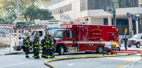 Miami, Florida, ABD - 01 Aralık 2024: İtfaiye aracı. Miami 'de itfaiye. İtfaiyeci takım çalışması kurtarma görevinde. Miami İtfaiyecisi. 911 acil durum. Üniformalı itfaiyeci. İtfaiyeci takımı..