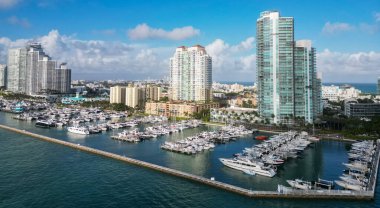 Lüks bir yaşam tarzı. Miami Biscayne Körfezi Florida manzarası. Biscayne Körfezi. Yaz tatili. Lüks Güney Sahili marinası. Miami güney sahili manzaralı. Lüks bir yat limanında. Deniz kenarı marinası.