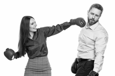 İş kavgası. İş ortakları eldivenlerle dövüşüyor. Öfke kontrolü. İki iş adamıyla iş kavgası. İş adamları birbirlerine karşı savaşırlar. Durumlar ve tartışmalar.