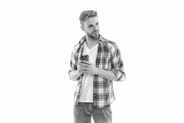 Geçmişinde kahve olan bin yıllık bir adam. Stüdyoda kahve içen milenyum adamı. Kahveli milenyum adamı tasviri. Kahveli milenyum adamı beyaz üzerine izole edilmiş.