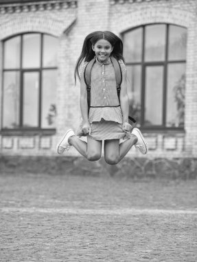 Okul hayatı. Çocukluk mutluluğu. Okula dönelim. Bilgi günündeki genç kız. Üniversitede eğitim. Kız öğrenci dışarı atlıyor. 1 Eylül. Ders çalışma zamanı. Bilgi ve eğitim.